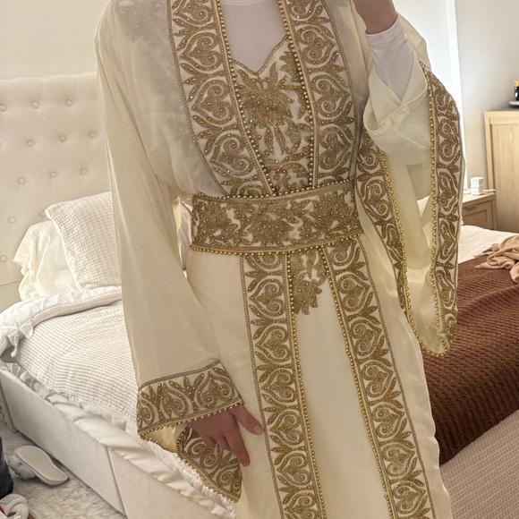 Elegant White & Gold Embroidered Abaya Dress - Picture 13 of 14
